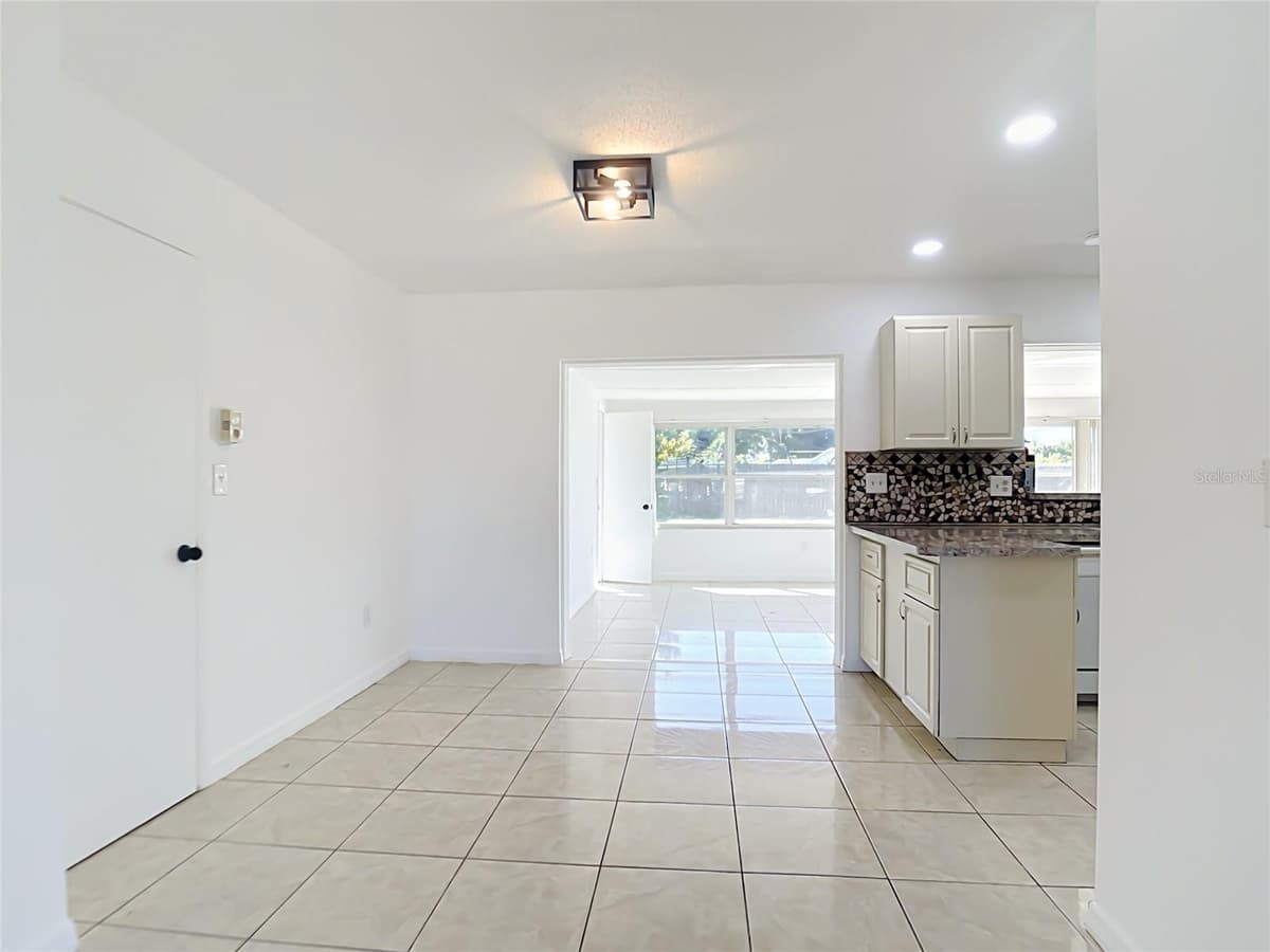 2330 BEACON DRIVE — photo 8 of 44