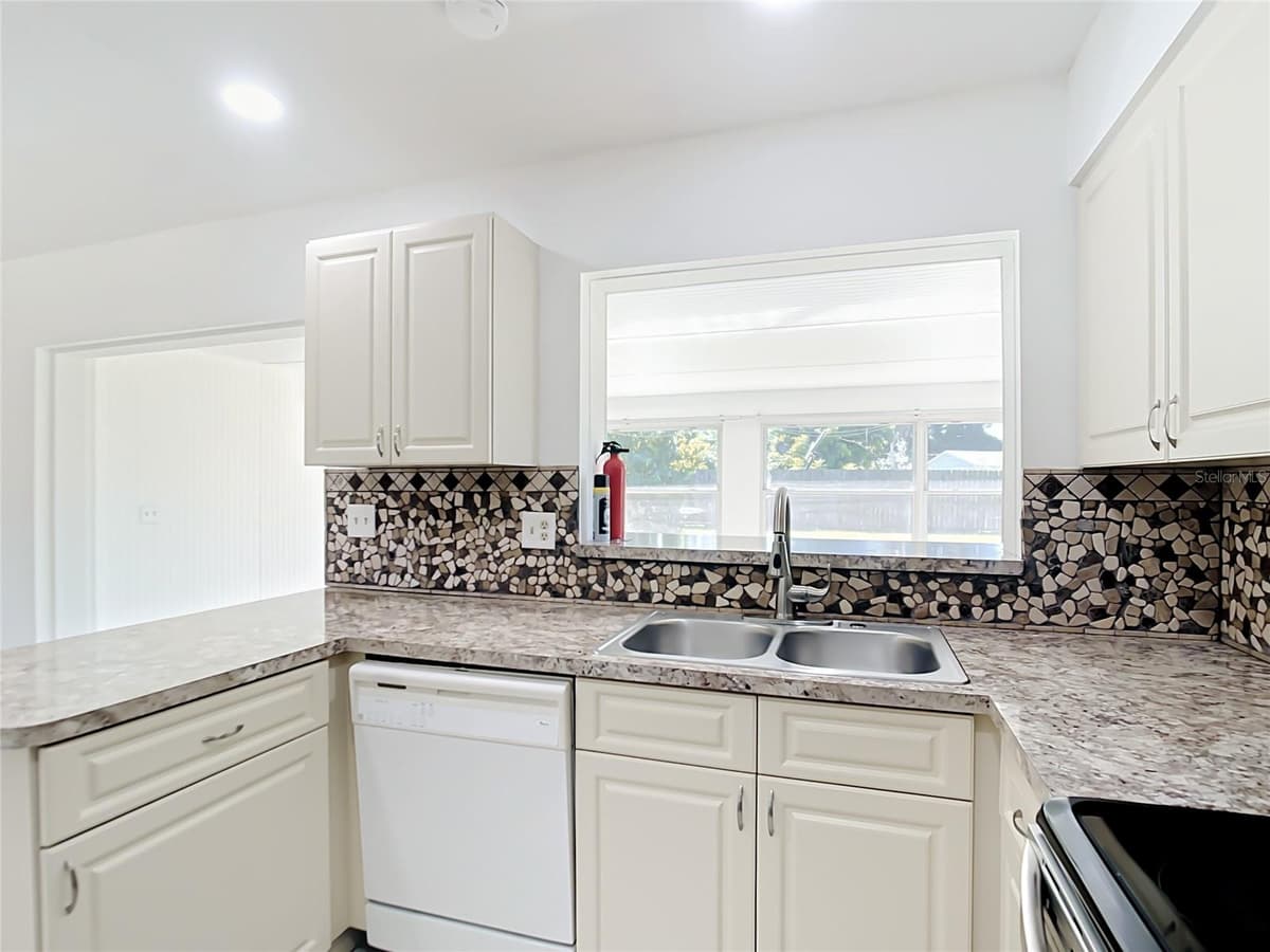 2330 BEACON DRIVE — photo 16 of 44