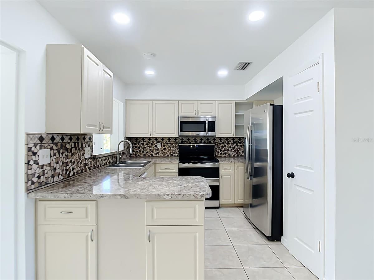 2330 BEACON DRIVE — photo 13 of 44