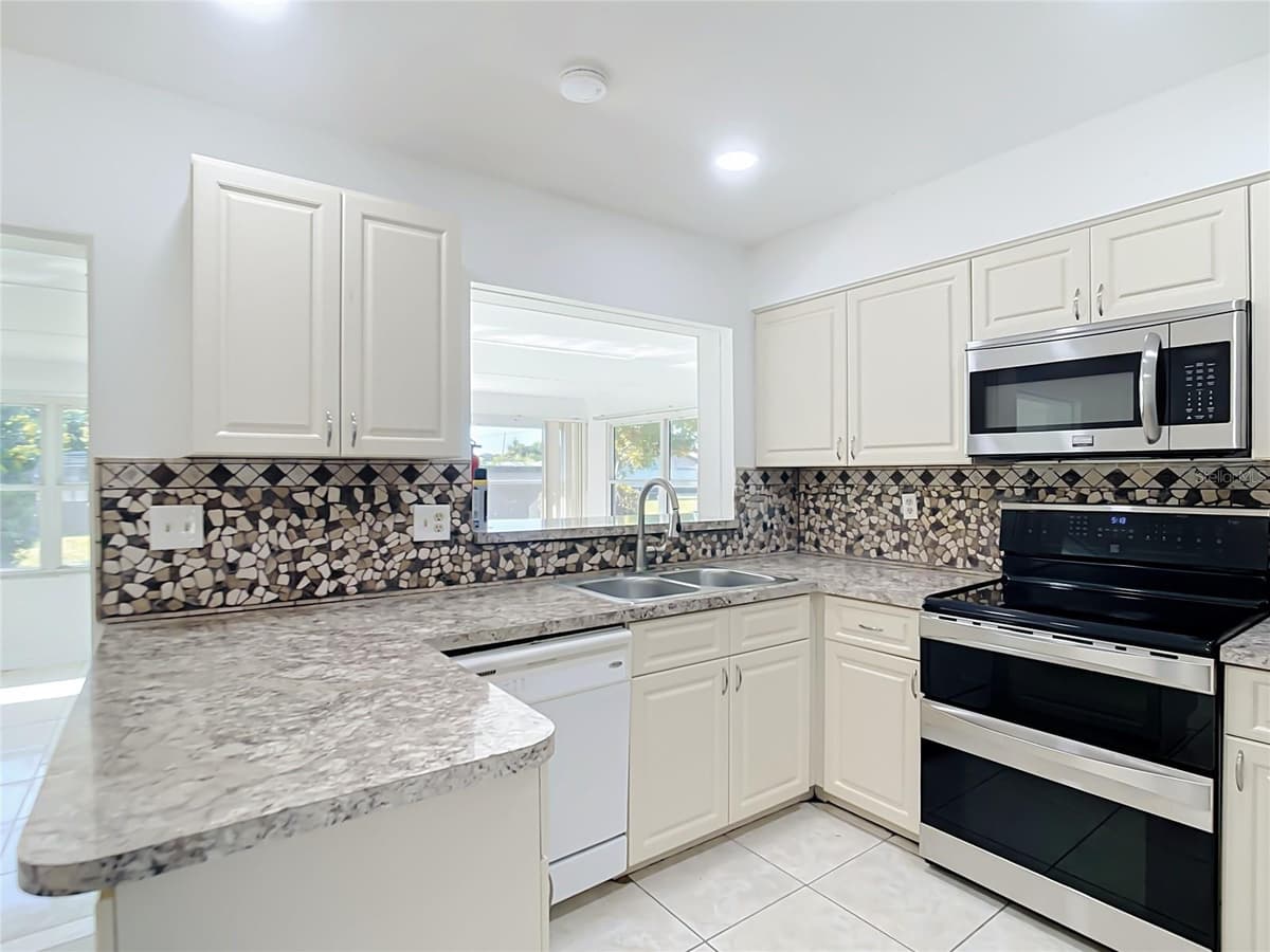 2330 BEACON DRIVE — photo 12 of 44
