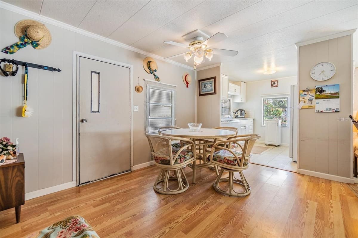 37021 SANDRA AVENUE — photo 12 of 34