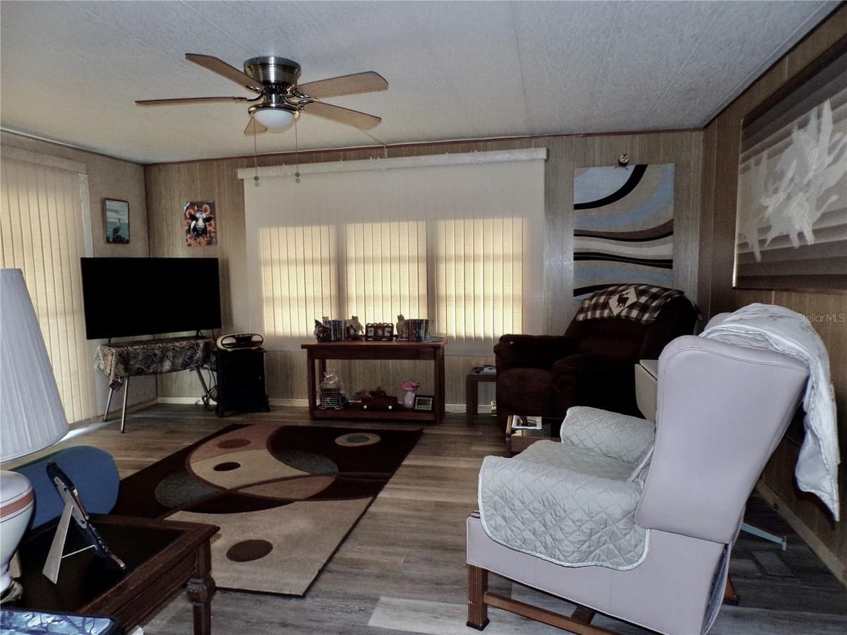 37021 SANDRA AVENUE — photo 16 of 34