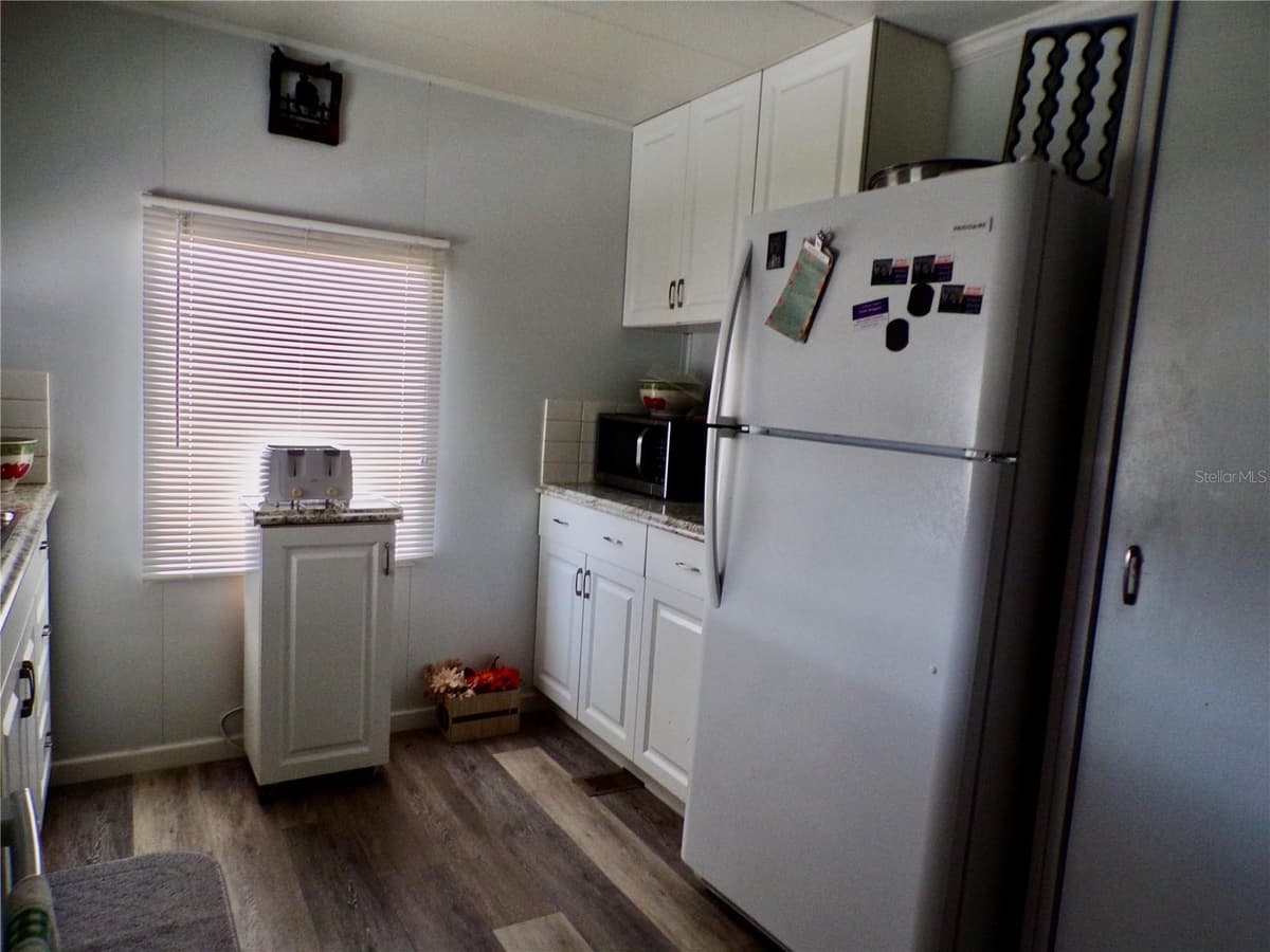 37021 SANDRA AVENUE — photo 11 of 34
