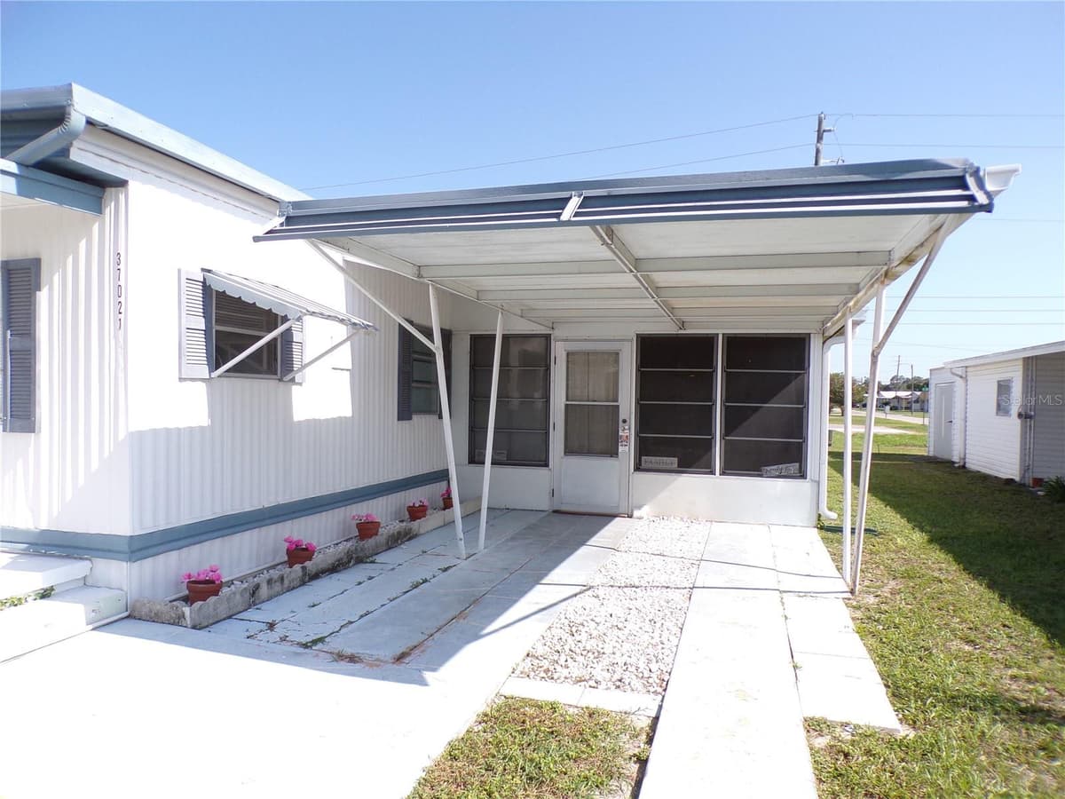 37021 SANDRA AVENUE — photo 3 of 34