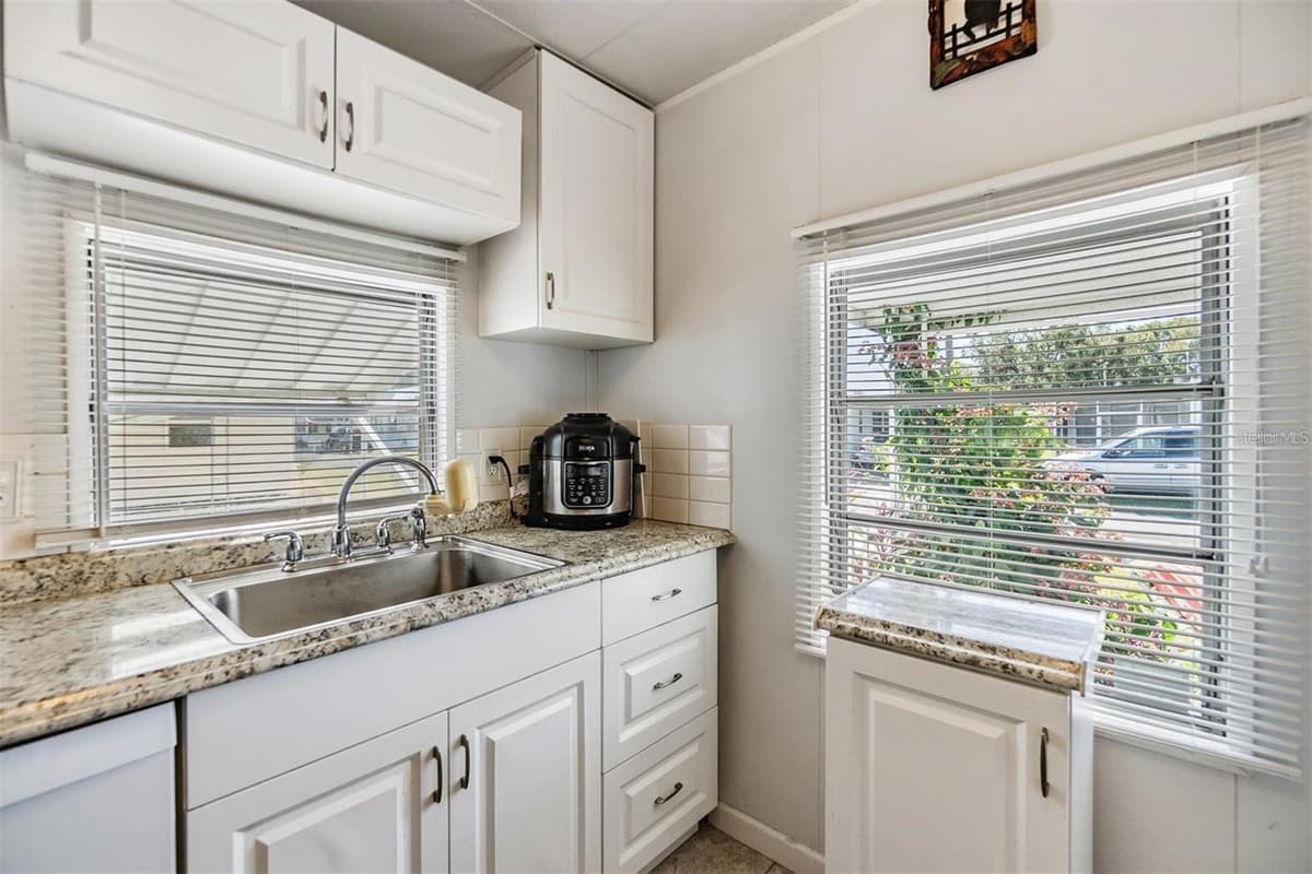 37021 SANDRA AVENUE — photo 9 of 34