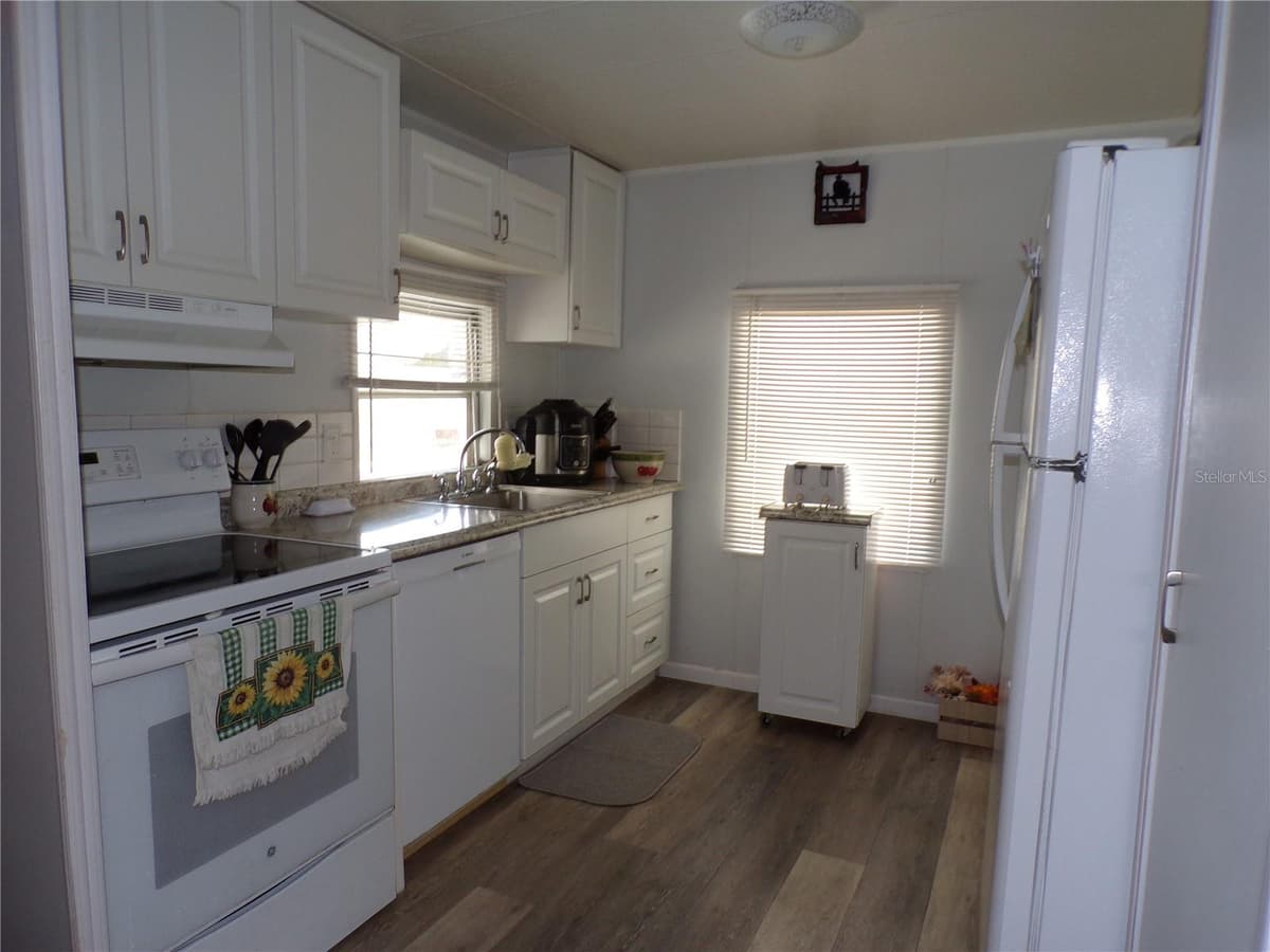 37021 SANDRA AVENUE — photo 10 of 34