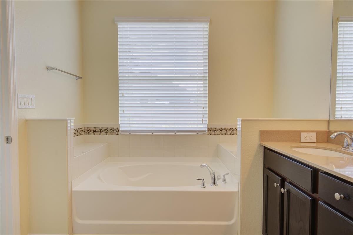 5066 DOVE TREE STREET — photo 15 of 32