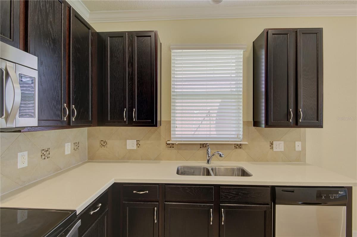 5066 DOVE TREE STREET — photo 8 of 32