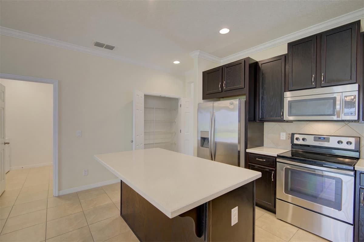 5066 DOVE TREE STREET — photo 7 of 32