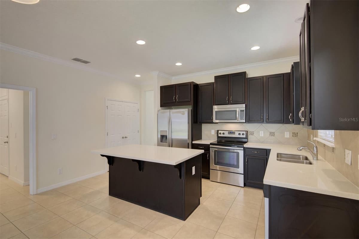 5066 DOVE TREE STREET — photo 6 of 32