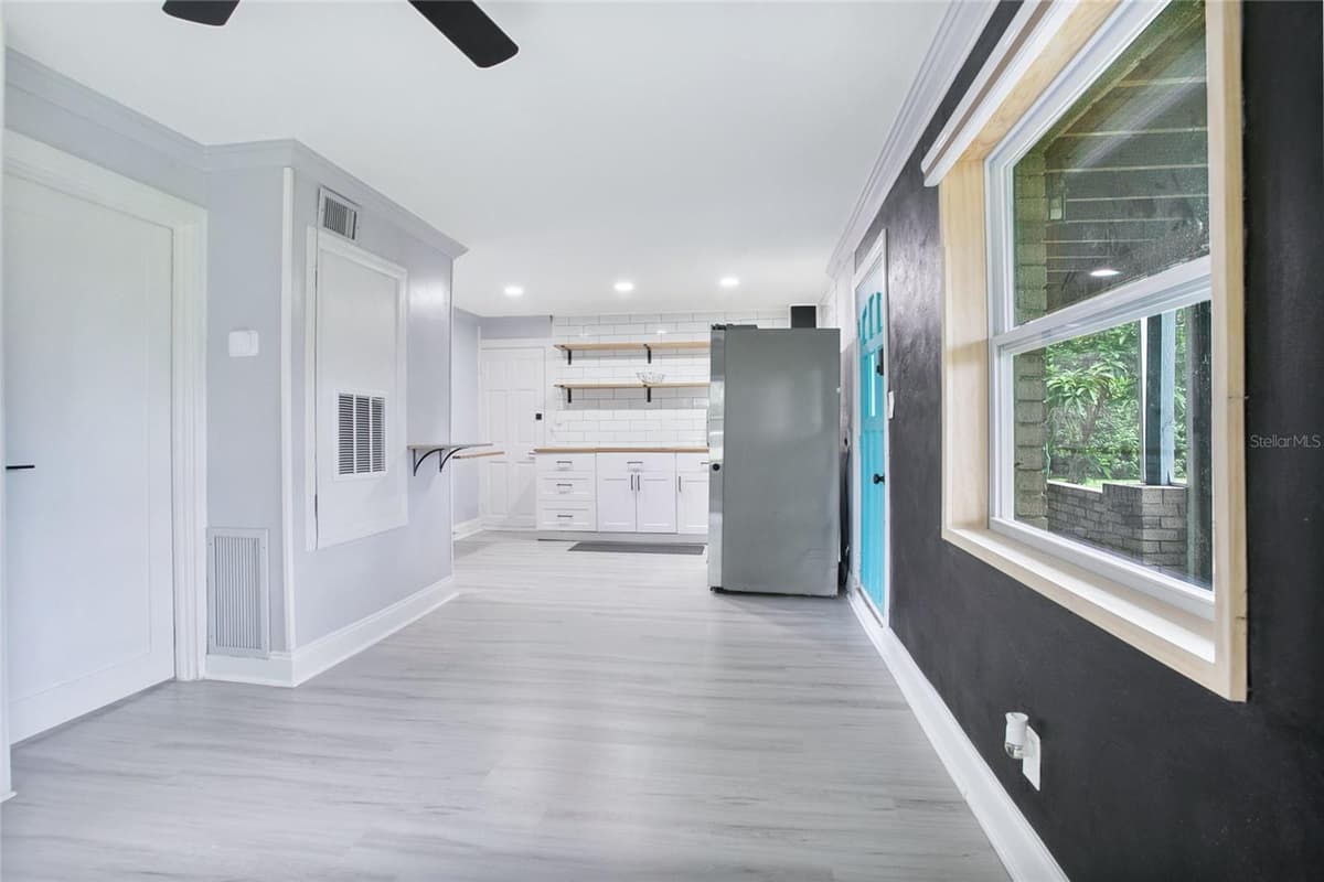 2183 CRANDON AVENUE — photo 3 of 28