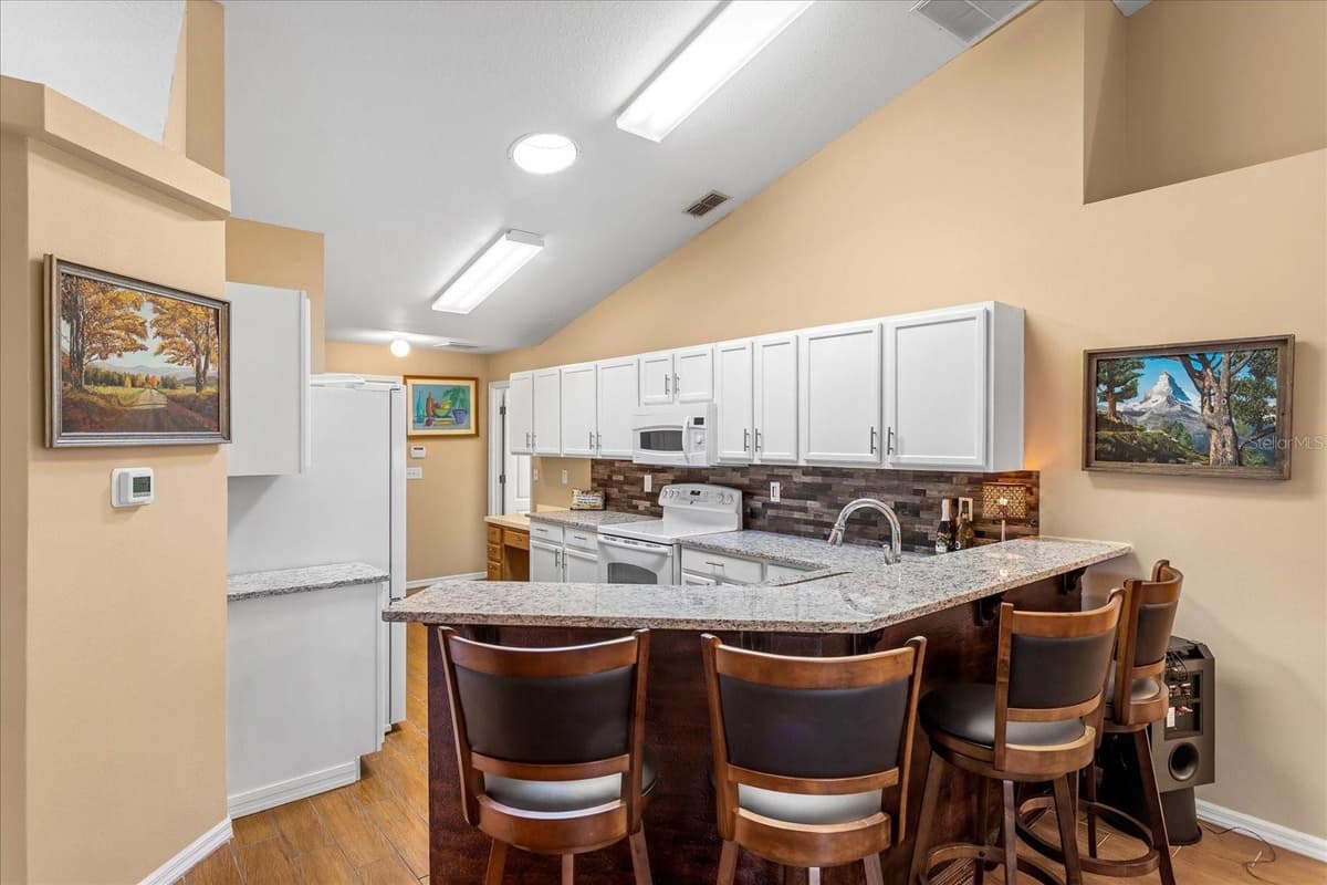 10217 SPRING MOSS AVENUE — photo 9 of 27