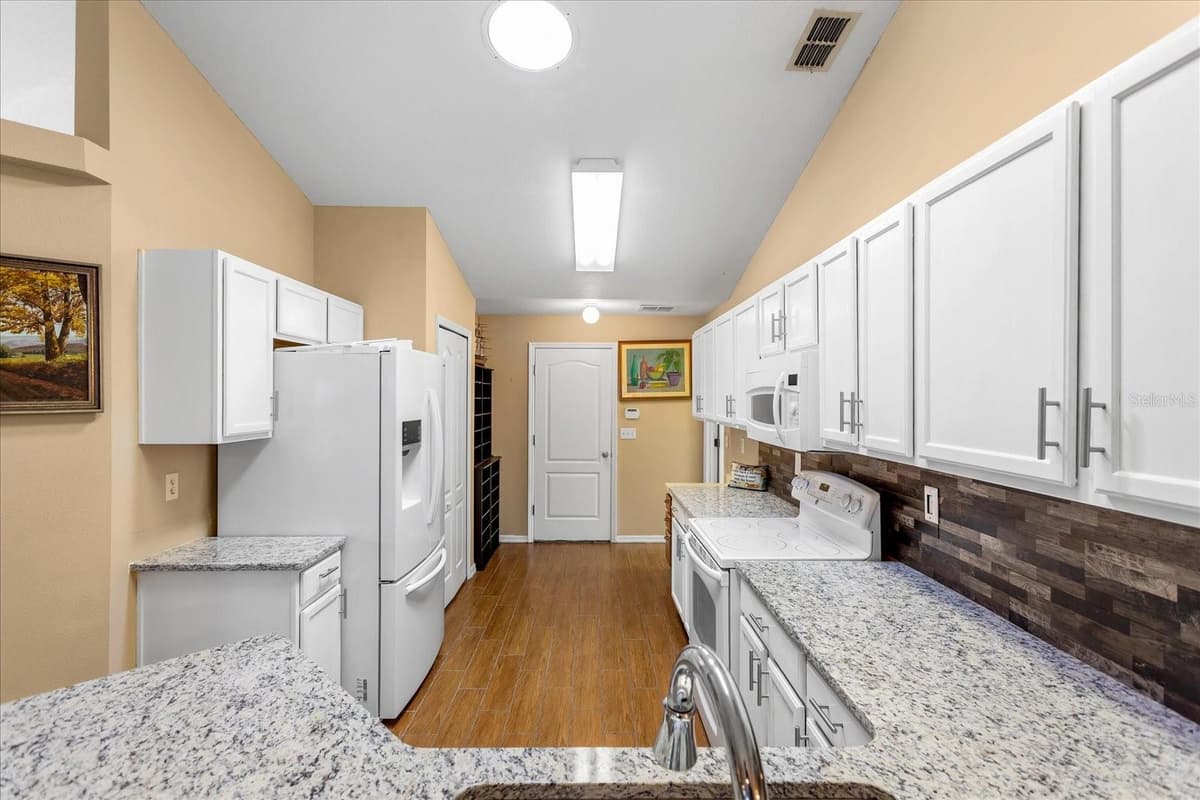 10217 SPRING MOSS AVENUE — photo 10 of 27