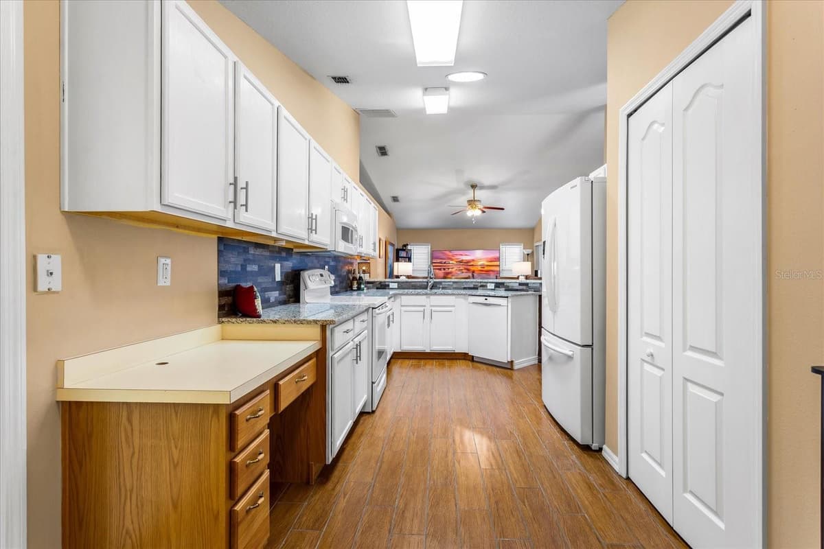 10217 SPRING MOSS AVENUE — photo 11 of 27