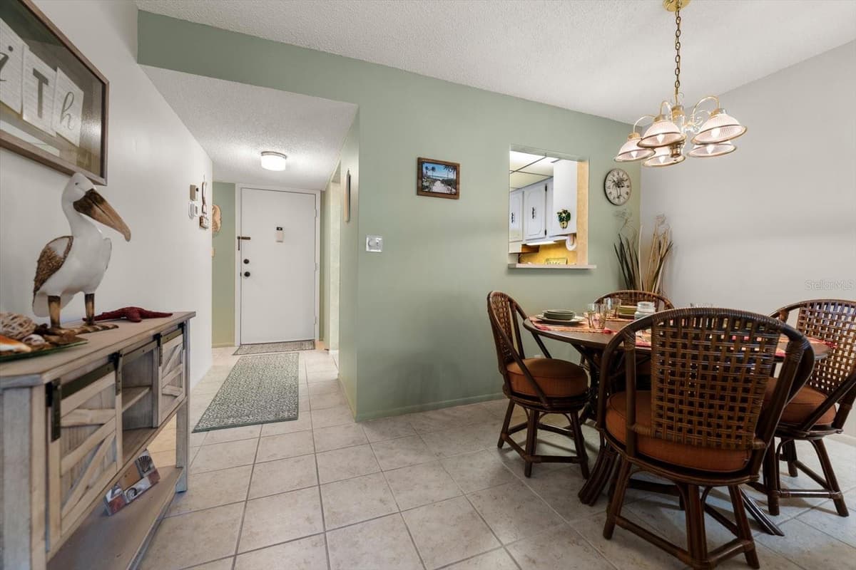 11485 OAKHURST ROAD — photo 9 of 33