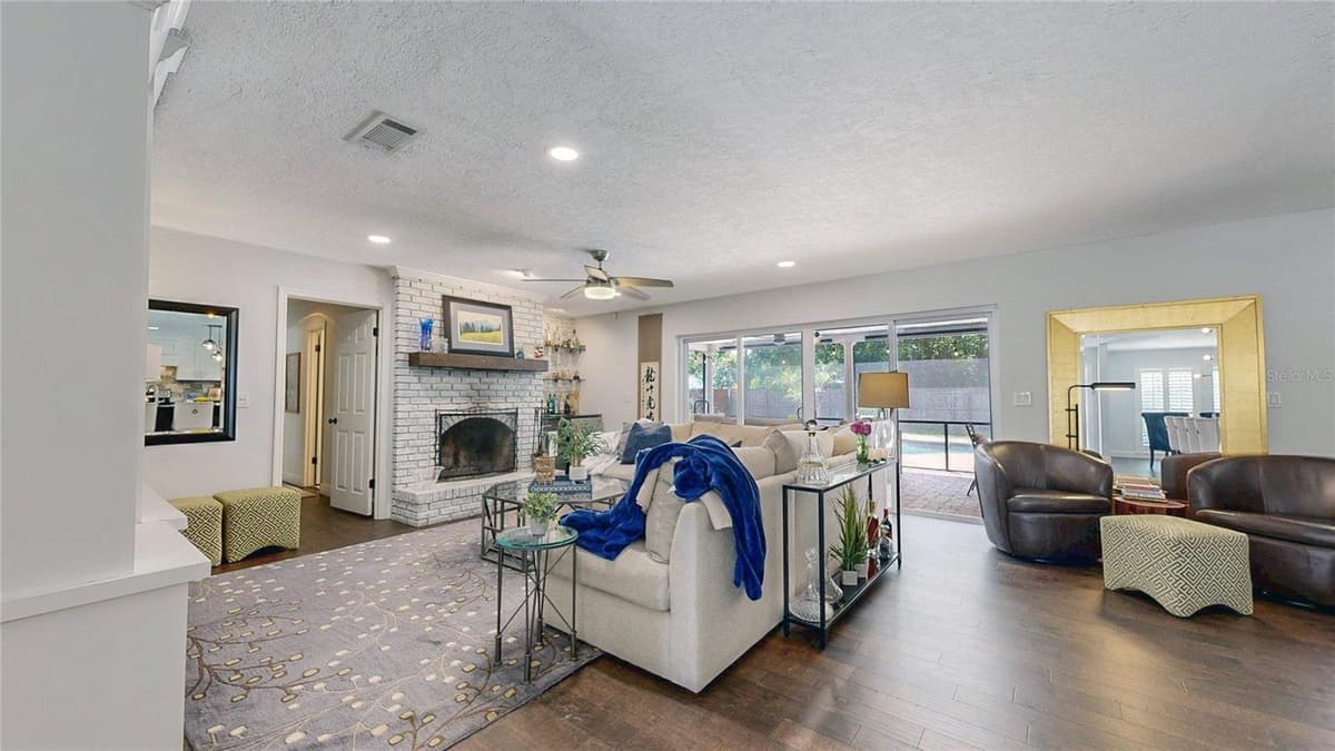 718 FOX VALLEY DRIVE — photo 3 of 25