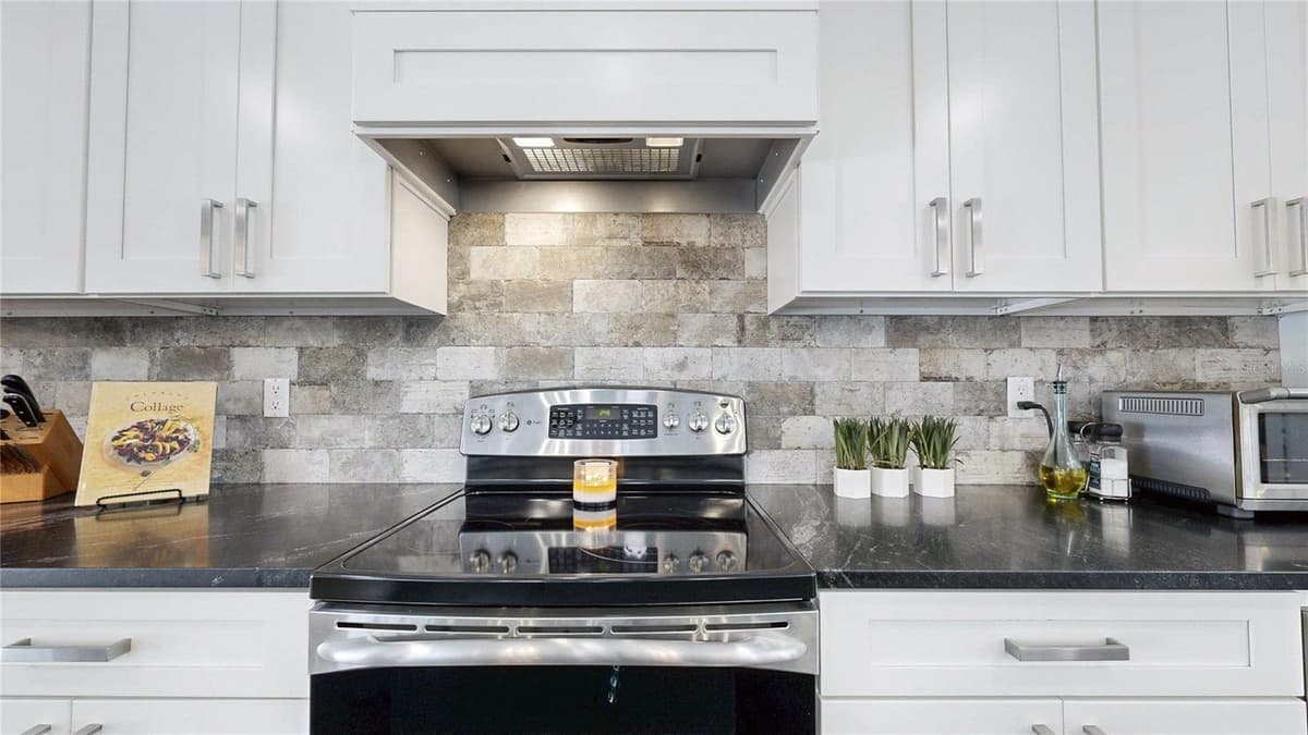 718 FOX VALLEY DRIVE — photo 5 of 25