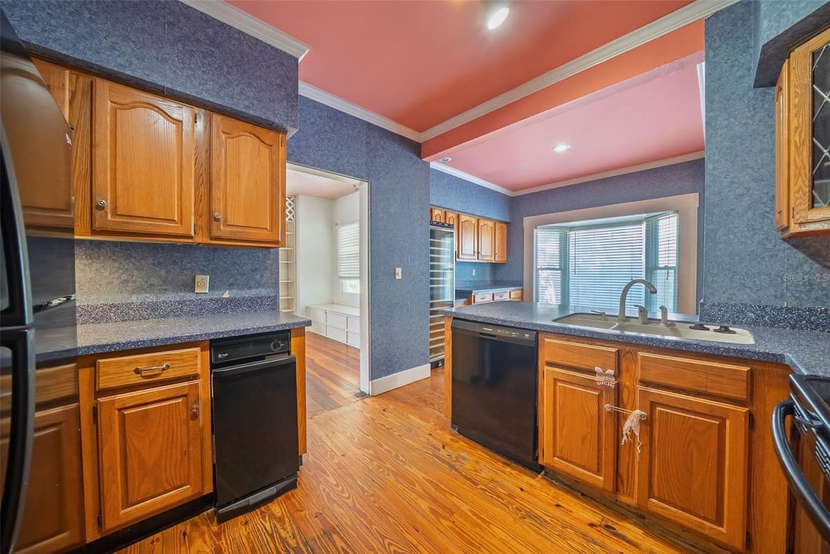 813 GREENWOOD STREET — photo 8 of 43