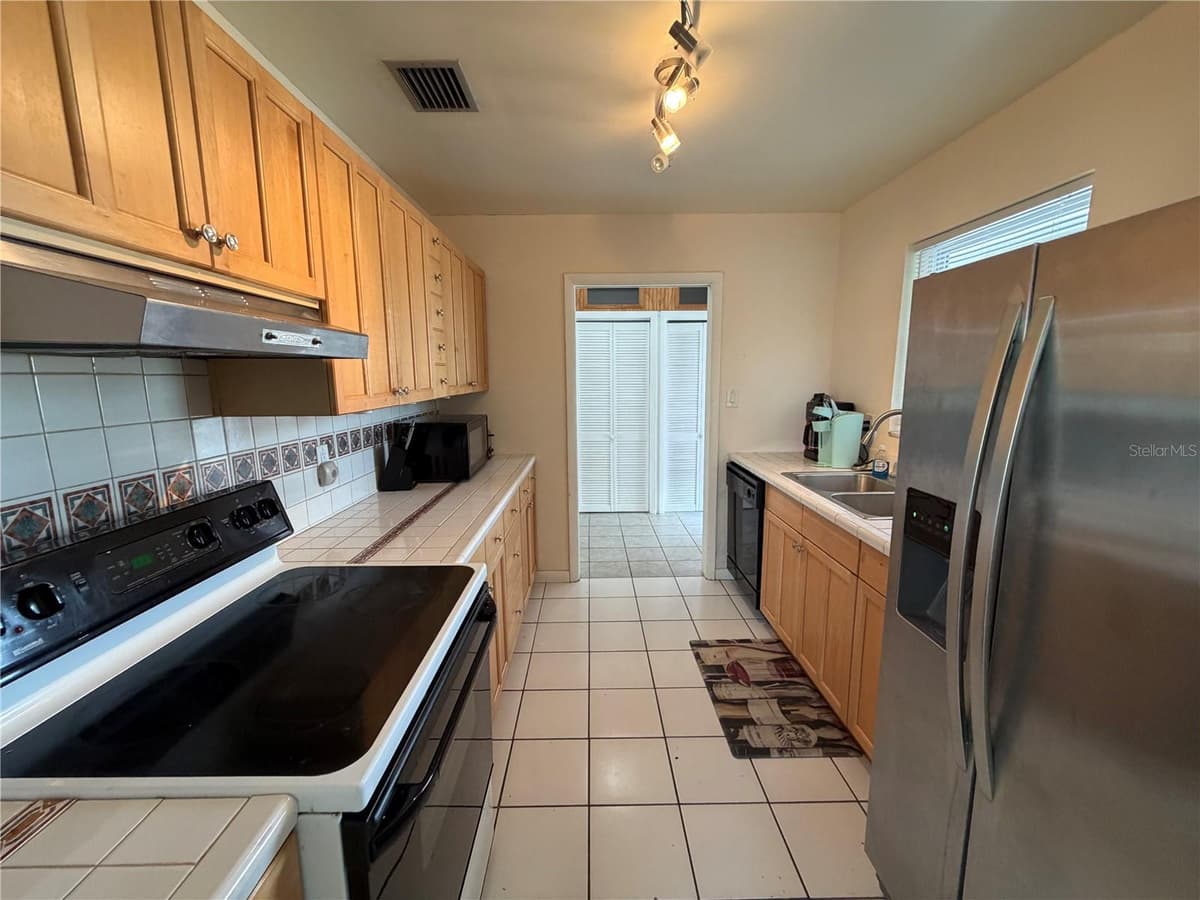 2201 AARON STREET — photo 11 of 26