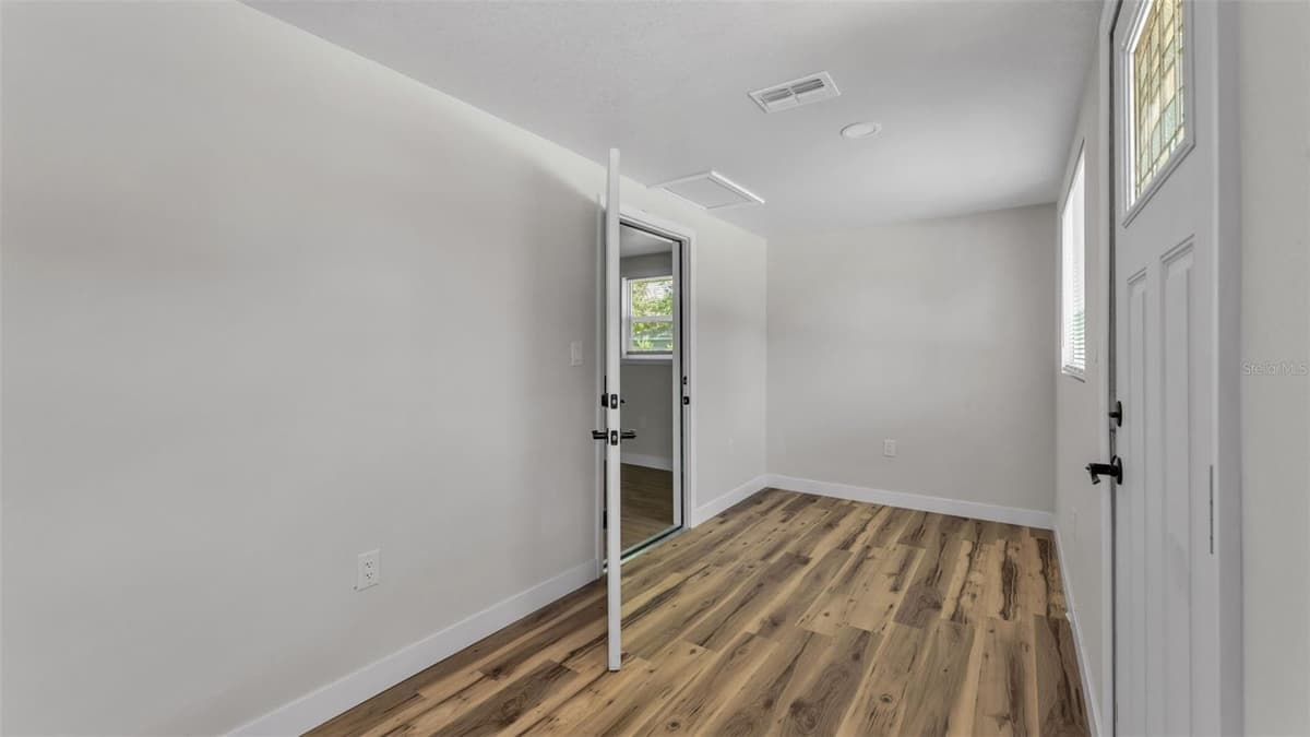 1060 STANFORD STREET — photo 6 of 34