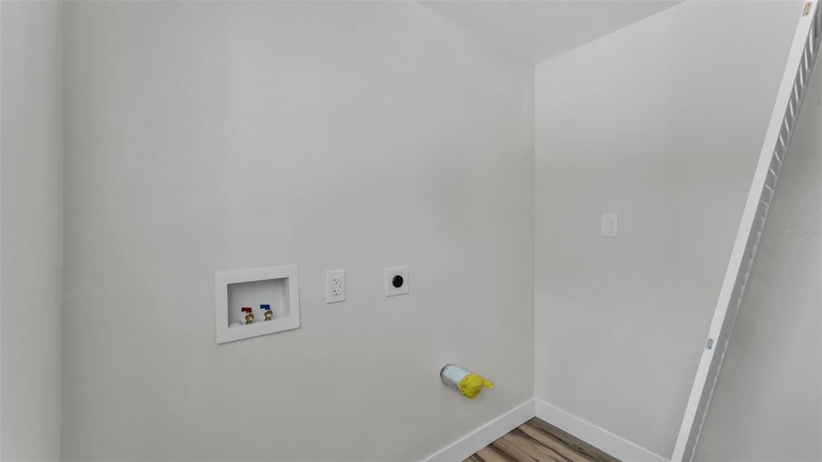 1060 STANFORD STREET — photo 5 of 34