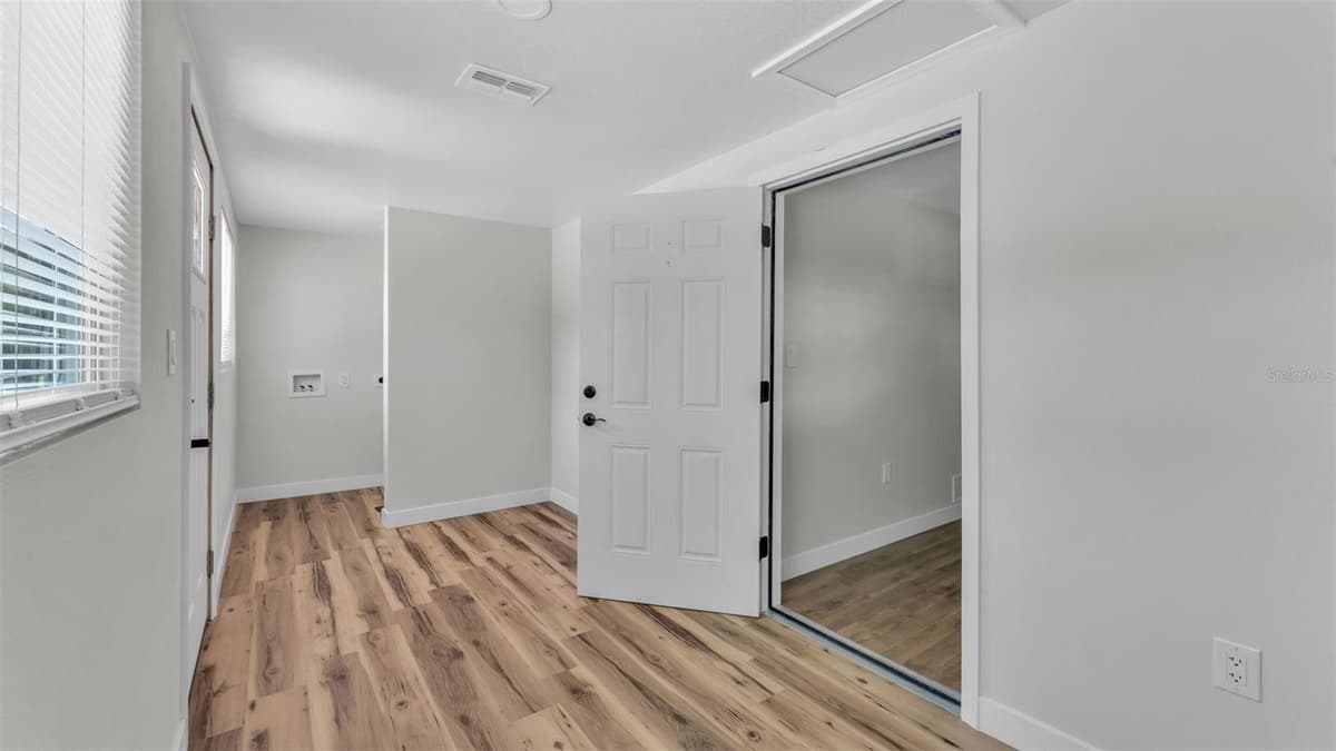 1060 STANFORD STREET — photo 7 of 34