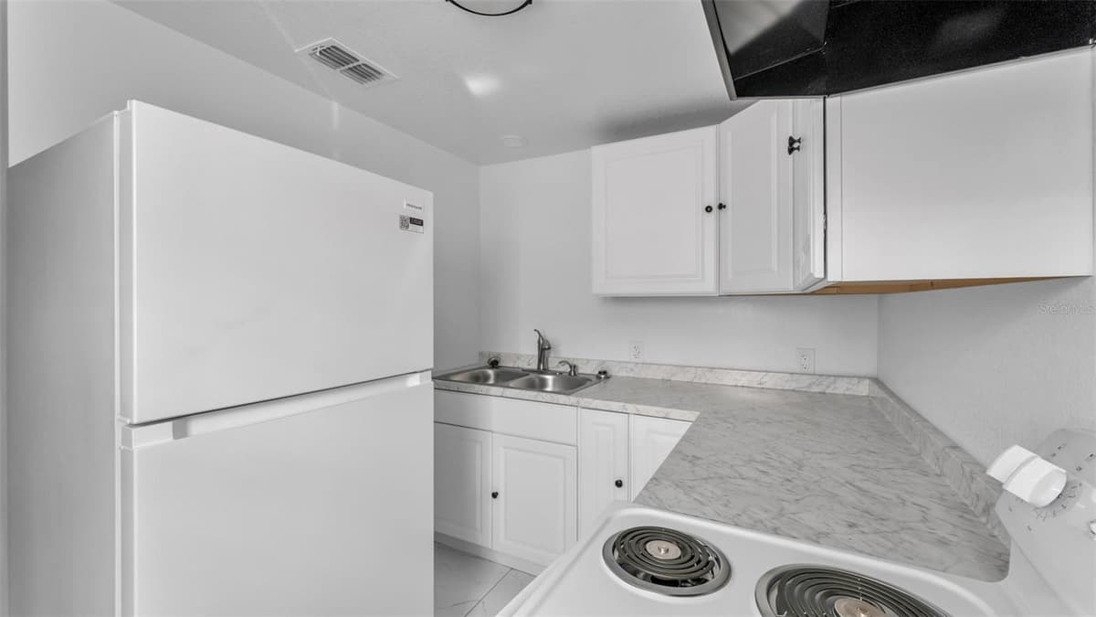 1060 STANFORD STREET — photo 33 of 34