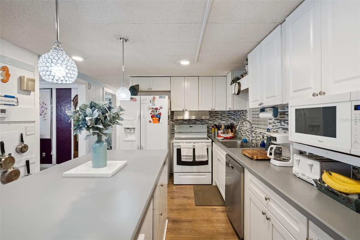 109 DOUGLAS STREET — photo 13 of 52