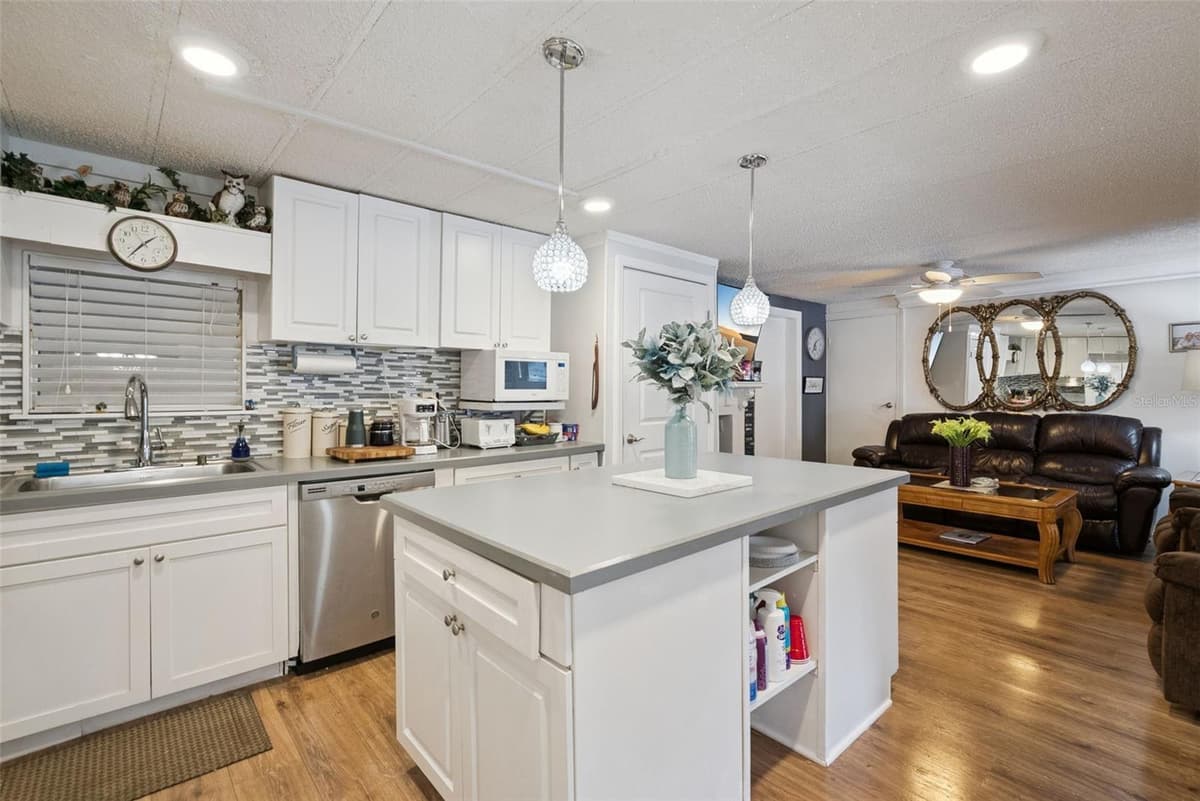 109 DOUGLAS STREET — photo 12 of 52