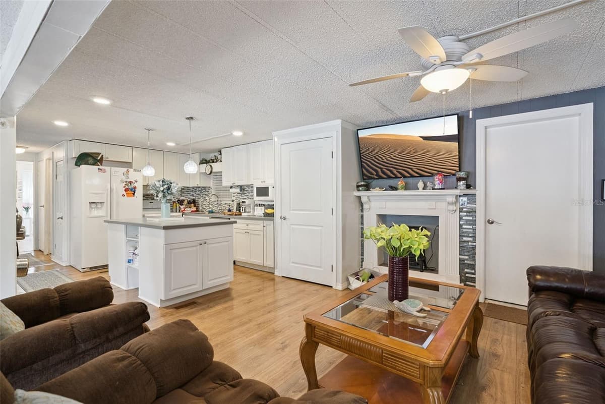 109 DOUGLAS STREET — photo 10 of 52