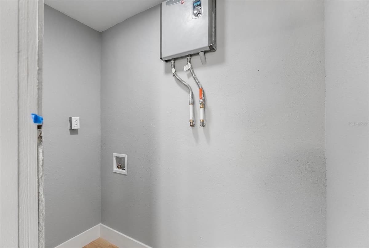 3926 HELENA STREET — photo 6 of 31