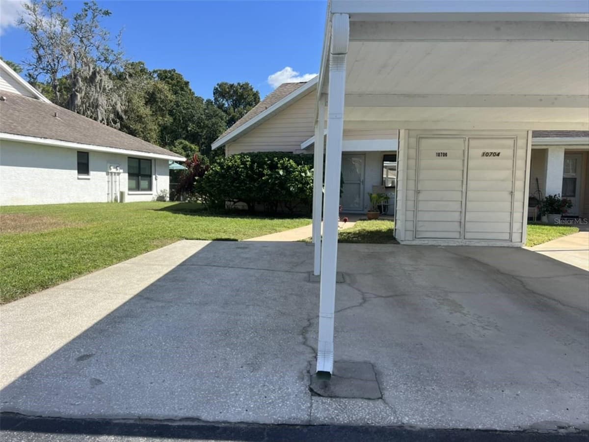10706 LAQUINTA DRIVE — photo 3 of 50
