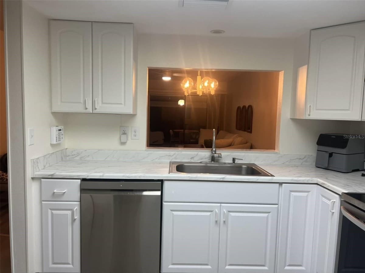 10706 LAQUINTA DRIVE — photo 8 of 50