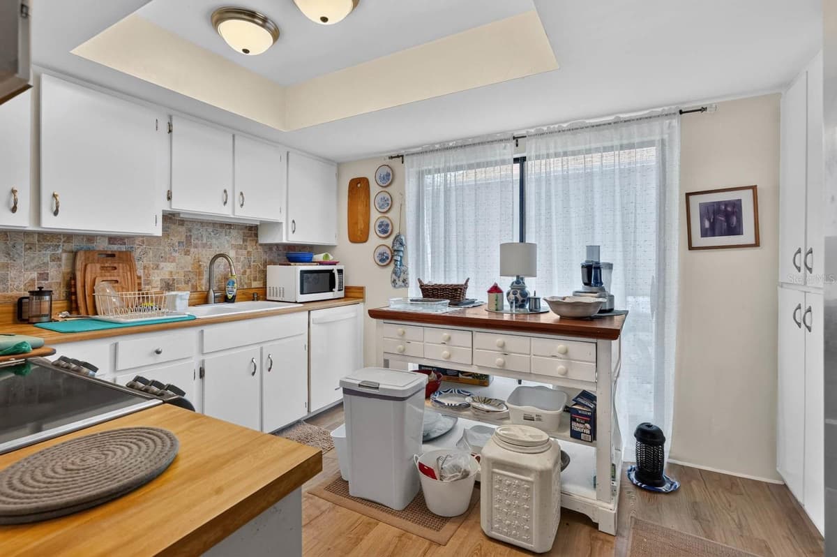 10 LONDON LANE — photo 14 of 46