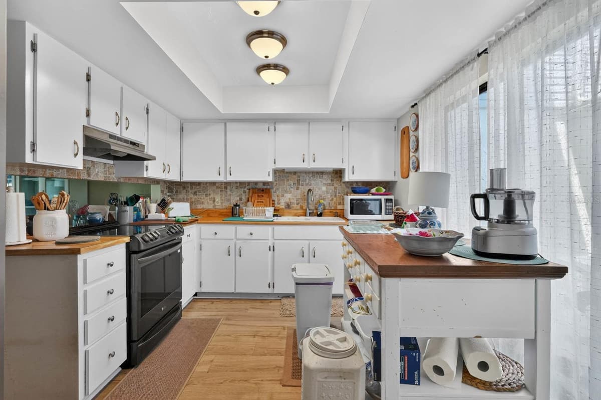10 LONDON LANE — photo 13 of 46