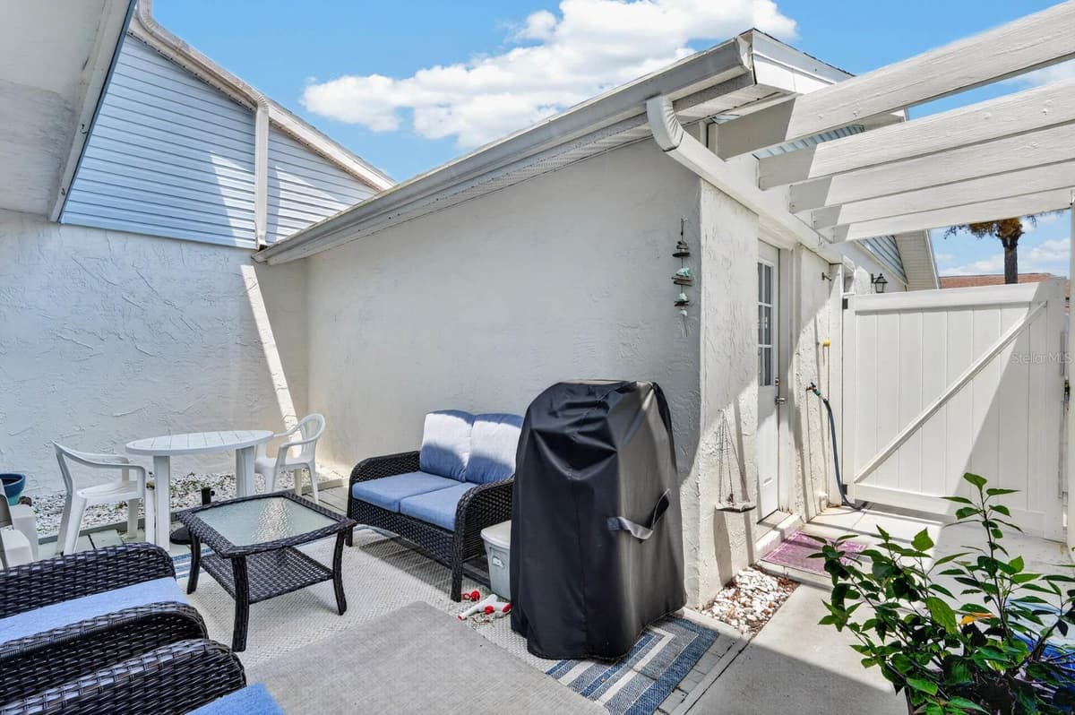 10 LONDON LANE — photo 4 of 46