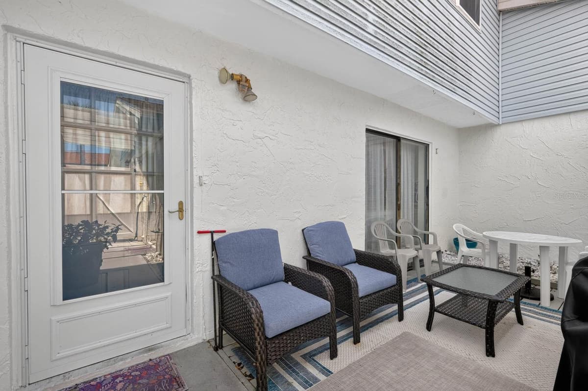 10 LONDON LANE — photo 3 of 46