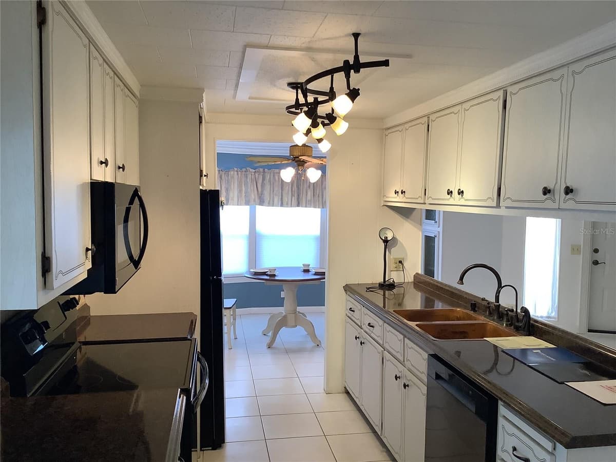 269 SALEM AVENUE — photo 6 of 22