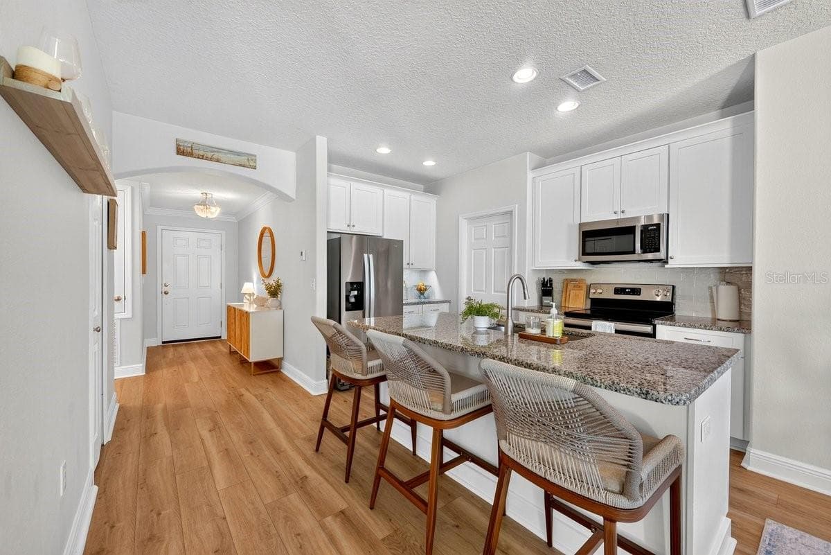 1271 CONTI AVENUE — photo 10 of 36