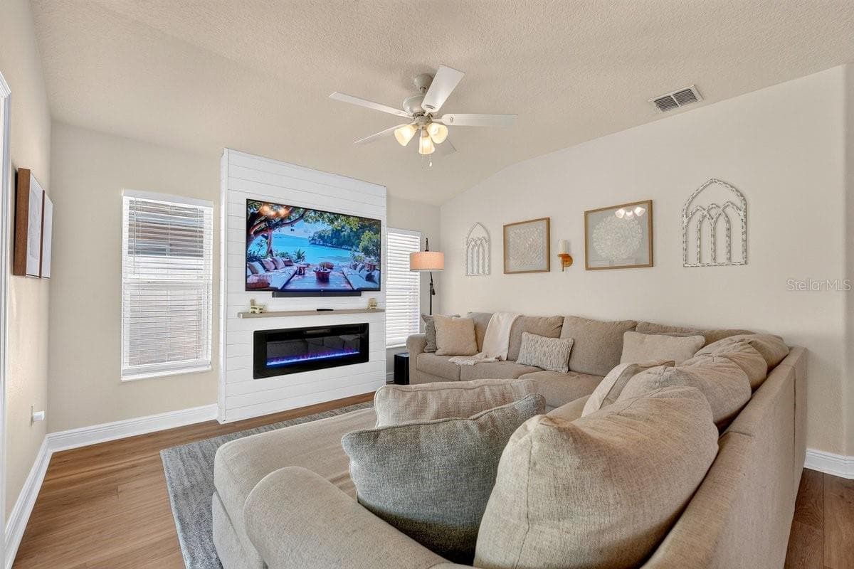 1271 CONTI AVENUE — photo 7 of 36