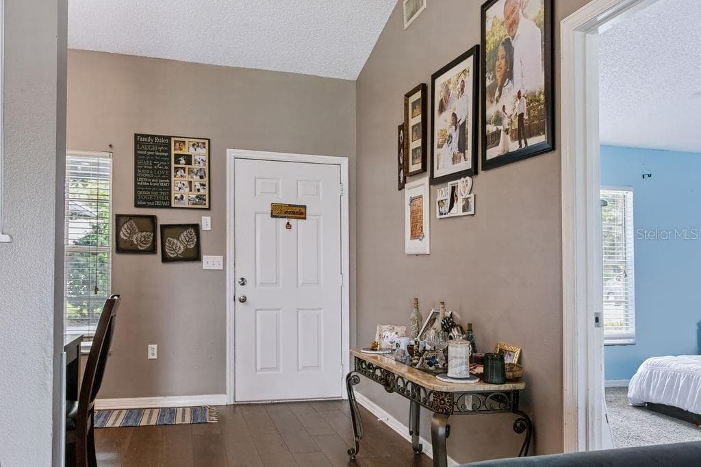 506 MANDY STREET — photo 7 of 65