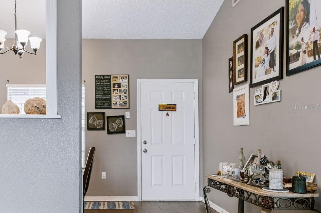 506 MANDY STREET — photo 13 of 65