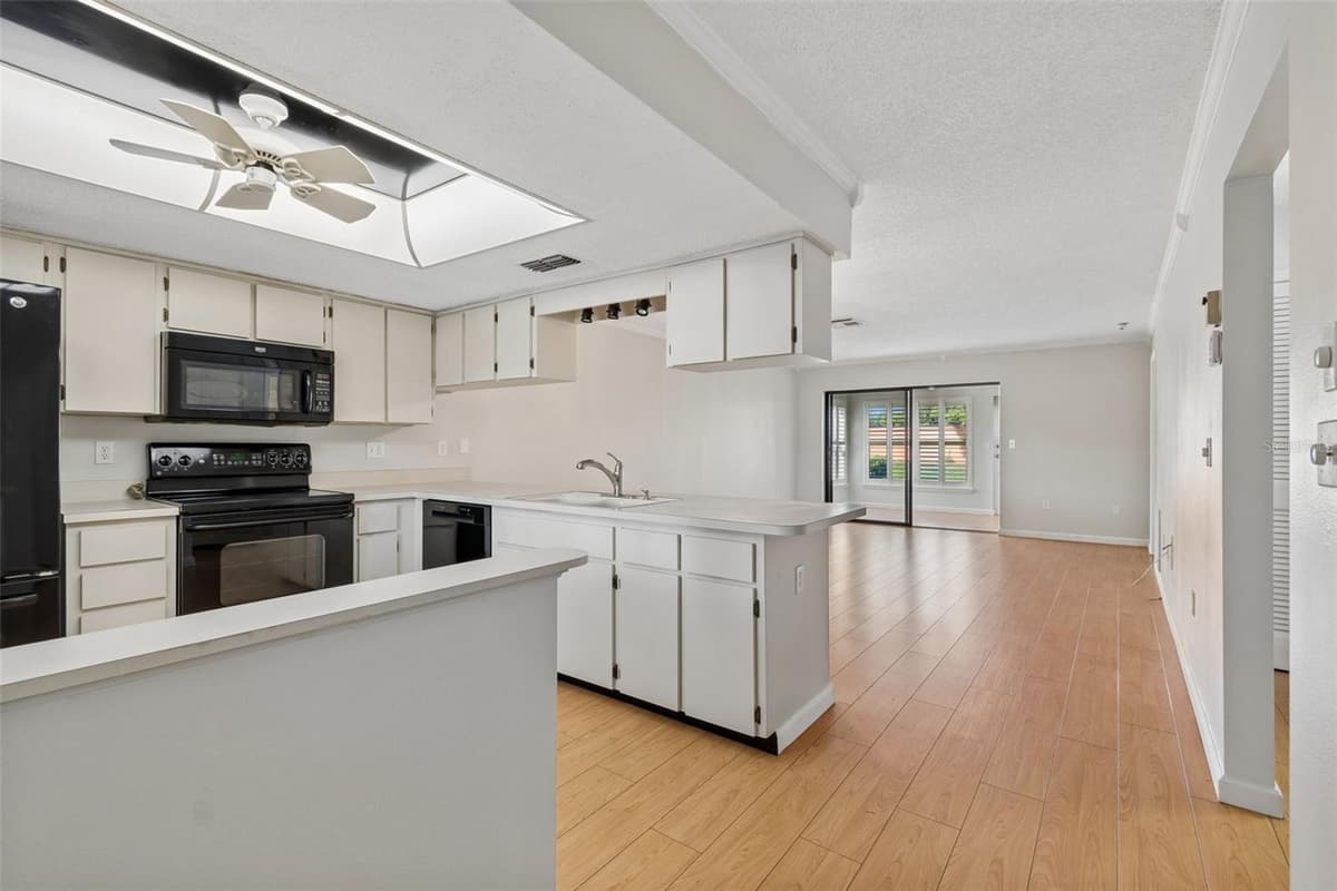 7217 GREYSTONE DRIVE — photo 9 of 100