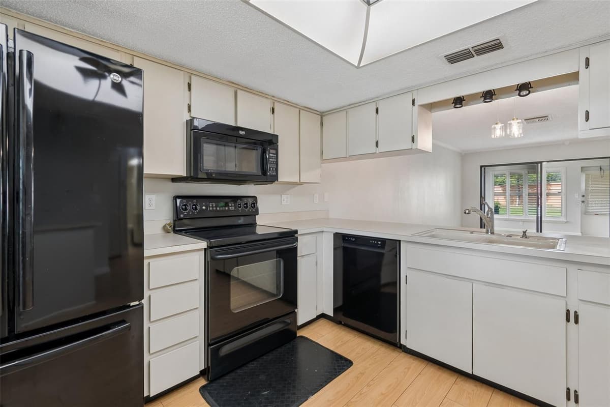 7217 GREYSTONE DRIVE — photo 16 of 100