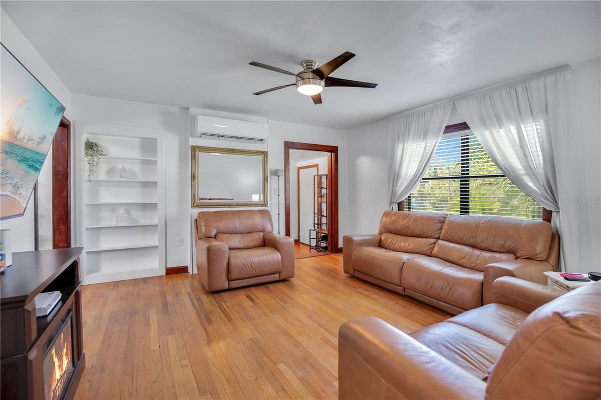 11 ASTER DRIVE — photo 3 of 35