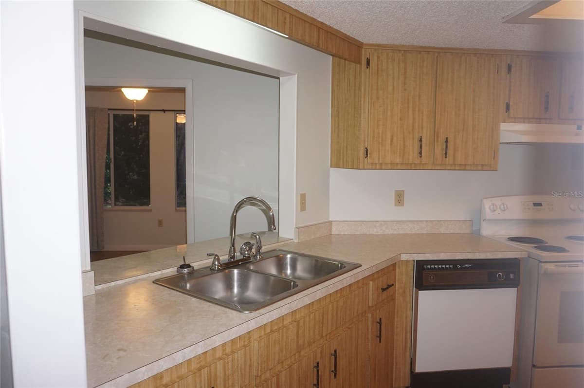 10961 84TH AVENUE — photo 8 of 41