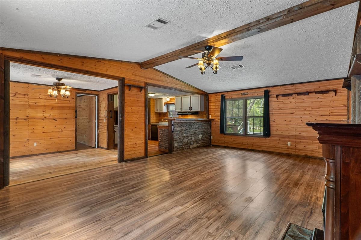 3322 SUSAN DRIVE — photo 8 of 32