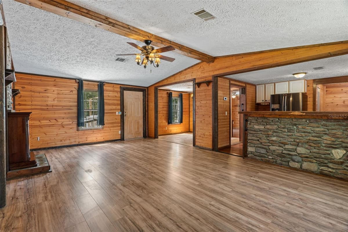 3322 SUSAN DRIVE — photo 10 of 32