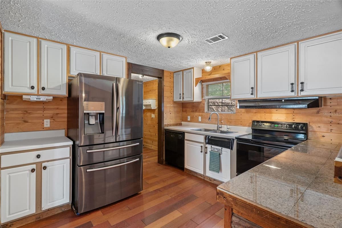 3322 SUSAN DRIVE — photo 14 of 32