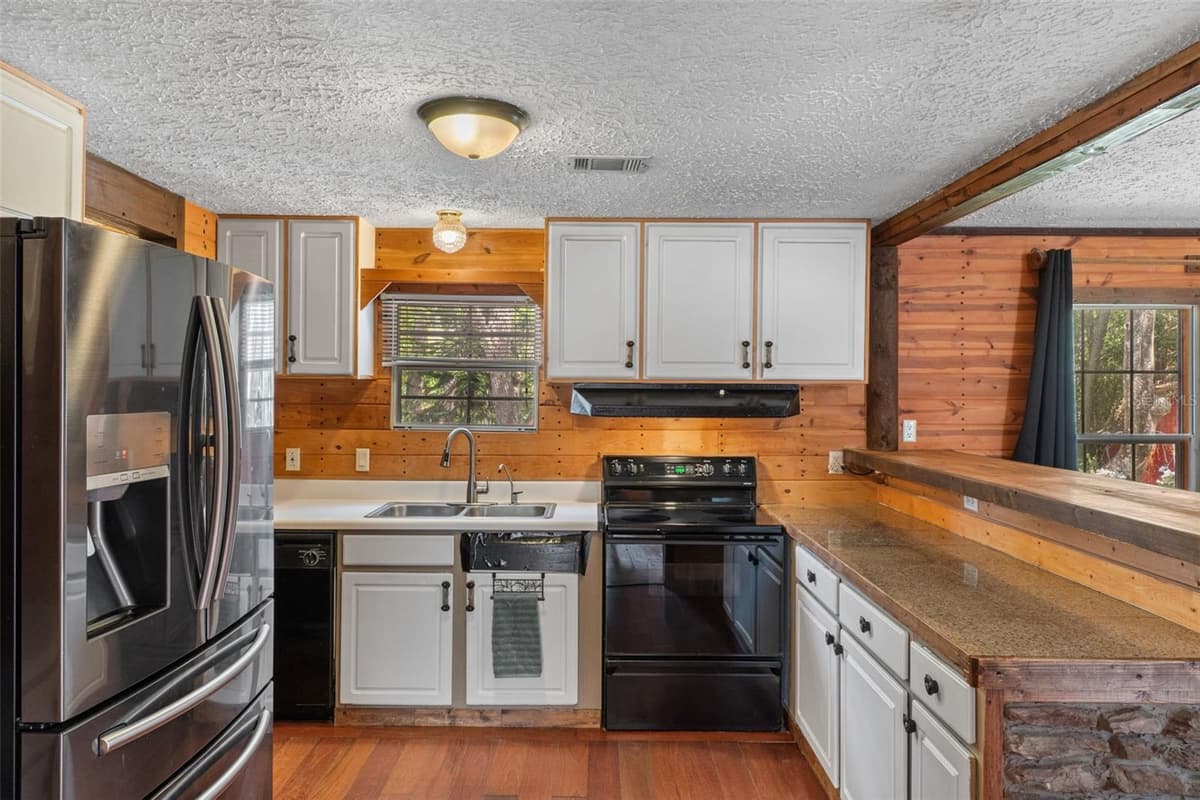 3322 SUSAN DRIVE — photo 15 of 32